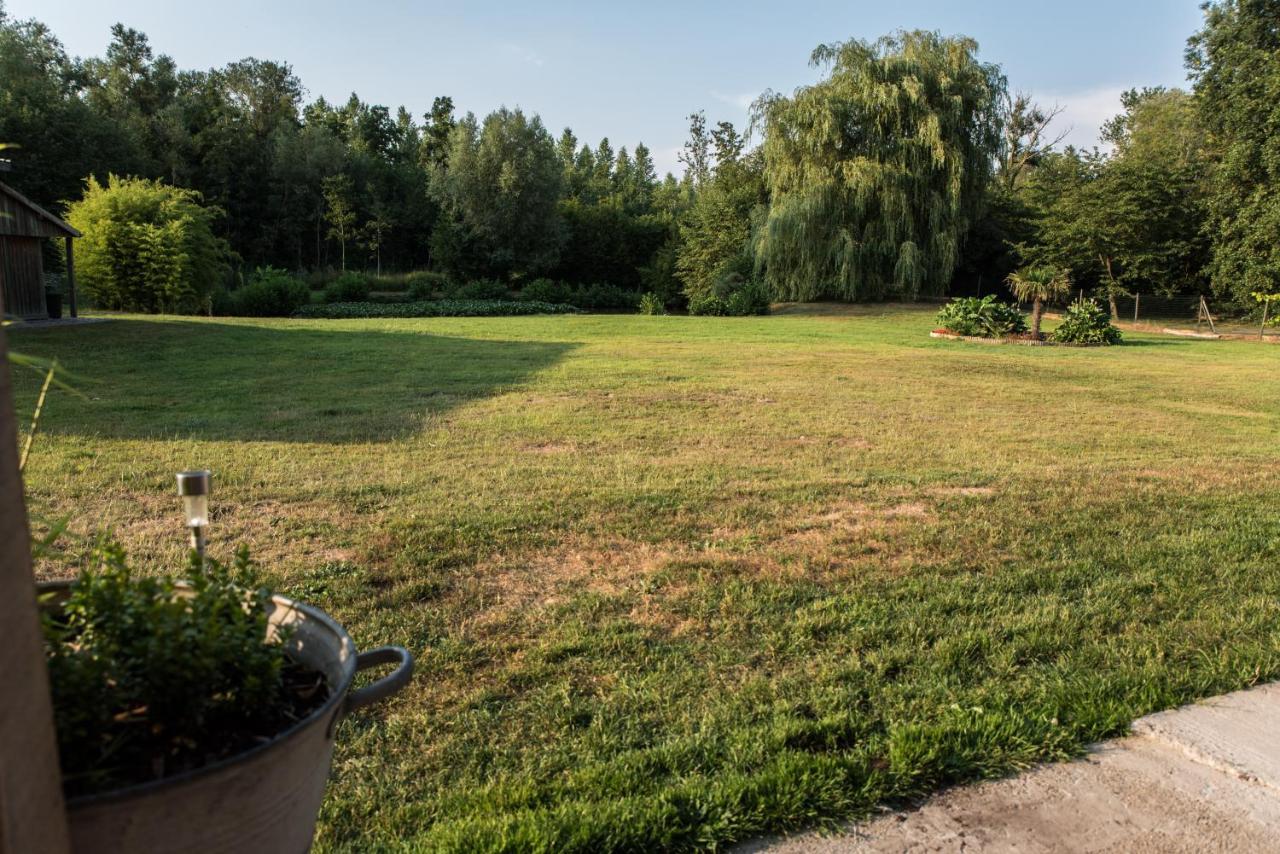 Au Petit Canteleu - Bed & Breakfast Beloeil Bagian luar foto